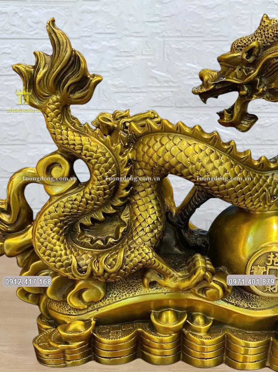 Toàn bộ bề mặt được làm màu uy nghiêm và cổ kính